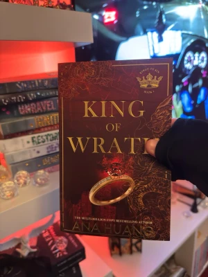 King of Wrath av Ana Huang - THE LONDON ”the works” EDTION. Säljer boken 'King of Wrath' av Ana Huang. Omslaget är mörkrött med guldfärgade detaljer och en ring i fokus. Boken är en romantisk skönlitterär roman på engelska och har ett mjukt omslag. Perfekt för dig som gillar contemporary romance.