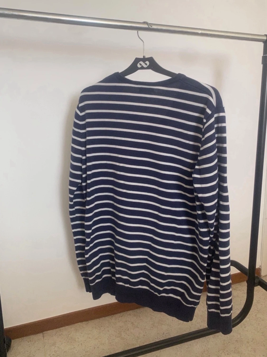 Marinblå randig tröja med V-ringning - 1