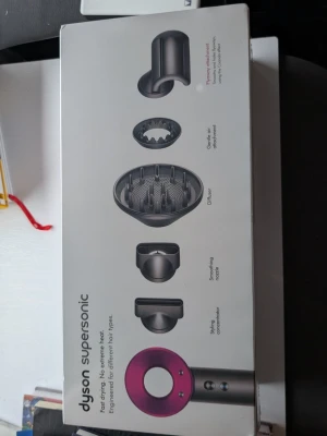 Dyson Supersonic HD08 - Oanvänd och inplastad, kommer tillsammans med tillbehör i lådan samt ett set med kammar och mer.