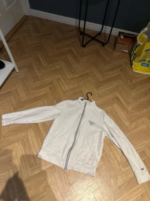 vit zipupp från georgio armani - säljer min gamla armani tröja då den kanppt används längre och passar inte till min klädstil. tröjan är storlek S och passar som M då den är lite större. tröjan är nöstan i helt nytt skick då jag nästan aldrig använt den den ha bara varit i garderoben och har använy den kanske 2 eller 3 gånger mwn tycker nt om den. priset kan diskuteras 