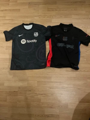 Två Barca tröjor - Du får två Barca tröjor för 500. Båda i storlek M. Pris går att diskuteras vid snabb affär 