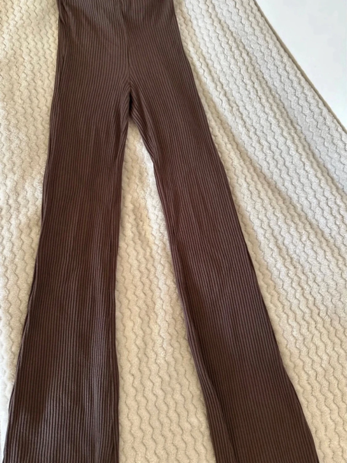 Bruna utsvängda byxor - 1