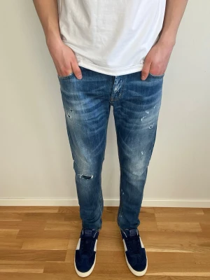 Dondup Jeans - Tja, säljer dessa tvärfeta dondup jeans i riktigt fet och populär design! Mycket fint skick med inga defekter. (Slitning vid knä där lite hud syns pga lite av inner tyget har lossnat, syns ba om man sitter ner) hör av er vid fler frågor🤝