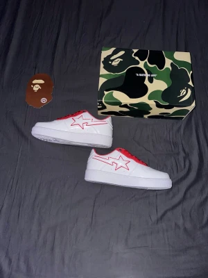 Bape Star skor - Vit/röda bape skor size 43, väldigt glänsiga jämfört med andra skor🤩