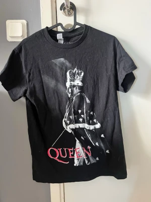 Queen official merch  - Snygg Queen merch, använd fåtal gånger! 🥰