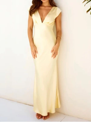 Ljusgul lång klänning med v-ringning - SÖKERR!!! Denna gula balklänning, storlek xs-s
