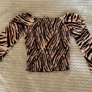 Långärmad mönstrig tröja - Långärmad mönstrig tröja i storlek XS & köpt på gina tricot. Knappt använts, inga fel på den. 💓