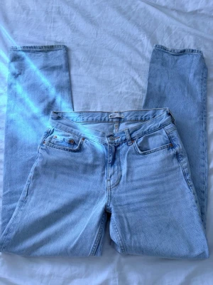 Ljusblå raka jeans  - Raka lågmidjade, ljusblå jeans från Gina Tricot i fint skick  Midja tvärs över: 36 cm Innerbenslängd: 79 cm