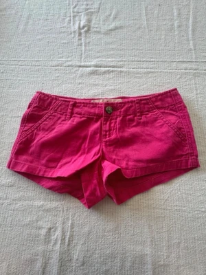 Rosa lågmidjade jeansshorts hollister  - Rosa lågmidjade jeansshorts ifrån Hollister i storlek xxs/xs, midjemåttet är 36cm!