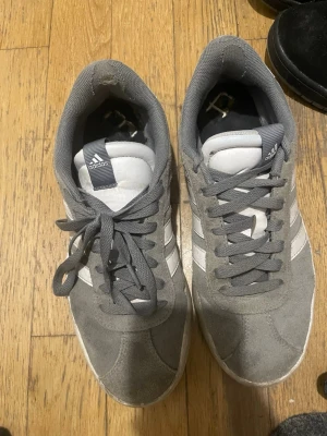 Adidas Vl court 3.0 - Använda fåtal gånger lite defekter i sulan och under annars helt fungerande och vattentäta storlek 40,gråa  kan mötas  i Göteborg och dessutom gå ner i pris kan fraktas också köparen står för frakten . Mvh Daniel Eriksson