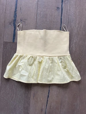 Gul topp med volang från Zara - Supersöt ljusgul axelbandslös topp från Zara💗🌸 perfekt till sommaren☀️🤌🏼