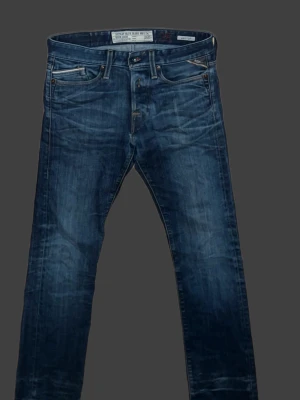 Vintage jeans från replay  - Sköna jeans från replay med riktig fet fade och slitningar . | 28 w 32 L |passform straight fit med lite bootcut 