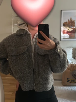 Grå vårjacka från Zara - Stilren grå vårjacka från Zara.  Dragkedja framtill och klassisk krage ger en modern look. Perfekt att bära över en hoodie eller t-shirt för en avslappnad vibe. Använd max 5 gånger