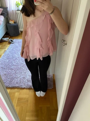 Zara topp💕 - Säljer denna supersöta rosa off shoulder topp med volanger! Jättebra skick, meddela gärna om du har några frågor:)