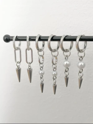 Örhängen paketpris silver  - Örhängen paketpris silver!!🥰😍💓 få alla dessa tre par örhängen i ett paket värda 397 kr, endast ett fåtal paket i lager så först i kvarn