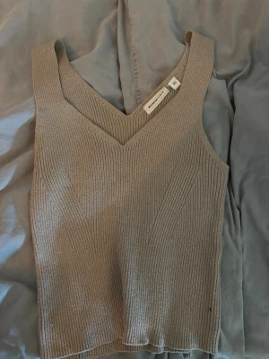 Glittrigt brun linne  - Jag säljer denna superfina topp då den blivit för liten. Toppen passar perfekt både till vardags men även när man vill klä upp sig! Hör gärna av dig vid frågor 💗