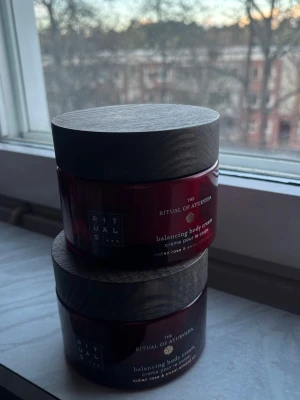 Rituals Ayurveda Body Cream 2-pack - Två burkar Rituals The Ritual of Ayurveda balancing body cream med doft av indisk ros och söt mandelolja. Burkarna är mörkröda med eleganta träfärgade lock och har en lyxig känsla. Perfekt för dig som vill ha återfuktande kroppskräm med härlig doft. orginal pris 349 kr från amazon men säljer för 150 styck, och 270 för båda (istället för 300)  den är slutsåld överallt.