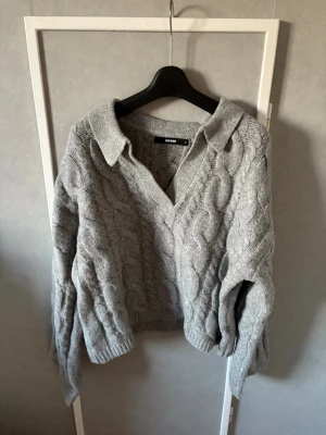 Grå stickad tröja med krage - Säljer min tröja från Bikbok i stl S🤍 Använd ett fåtal gånger