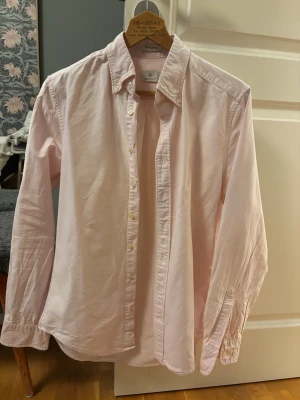 Ljusrosa oxfordskjorta från Gant - Klassisk ljusrosa Oxford skjorta från Gant med knappar framtill och lång ärm.                                           Nypris 1500, storlek M