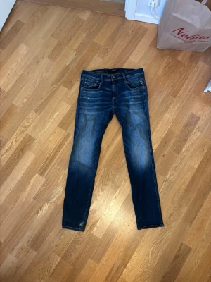 Replay anbass - Säljer nu dessa replay jeans med snygga slitningar. Storlek 32/32. Hör gärna av vid fler funderingar 