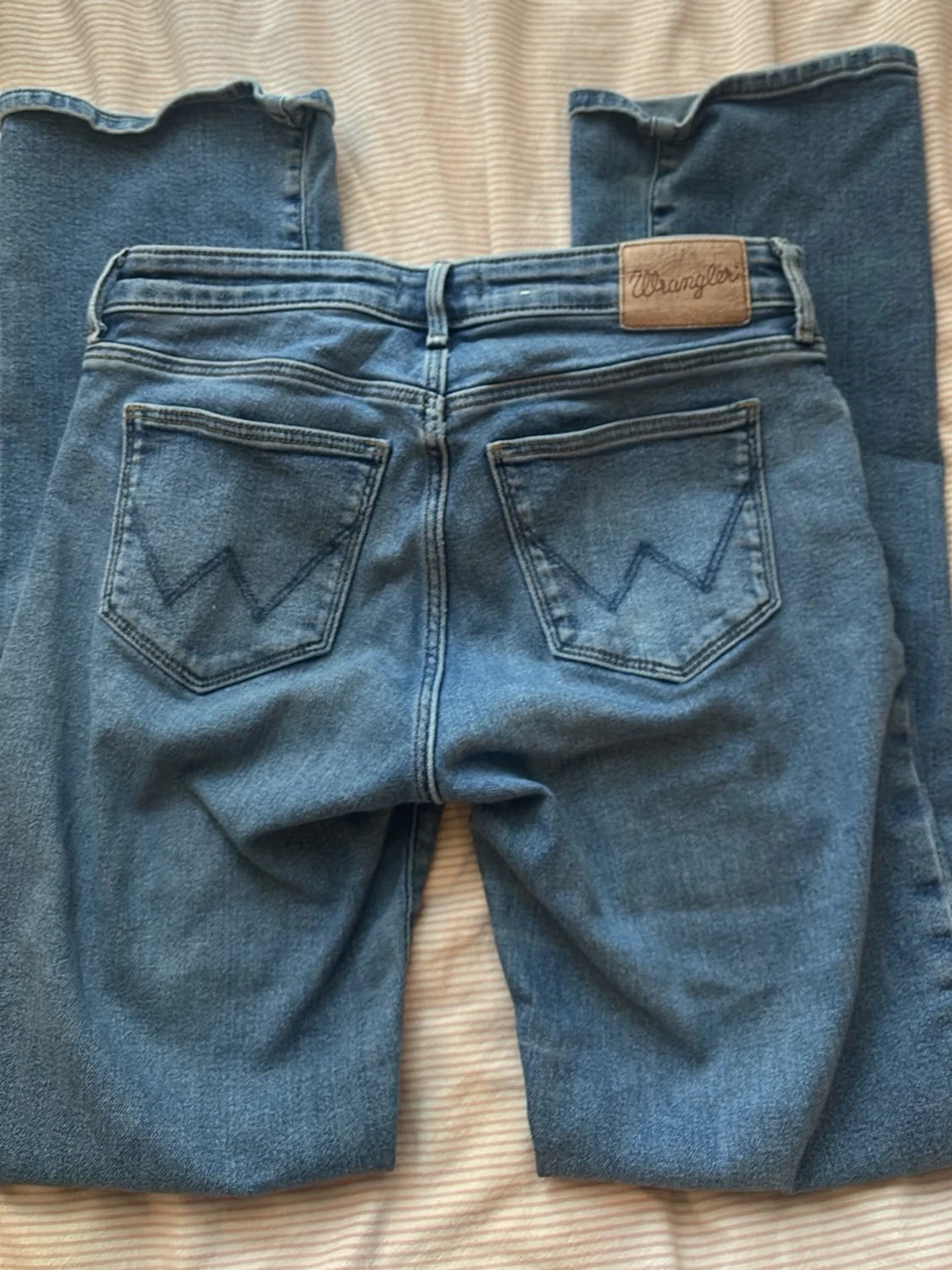 Blå bootcut jeans från Wrangler - 3