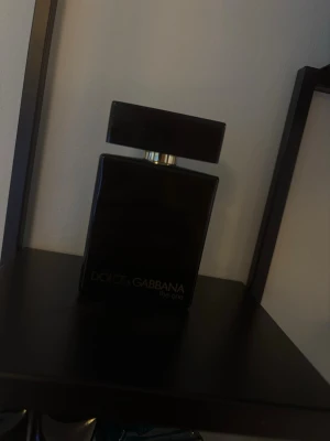 D&G the one EDP intense  - Säljer min Dolce & Gabbana ”The One” Eau de parfum intense, som är en varm, kryddig och söt parfym perfekt nu för våren och senare till höst och vinter. Den har noter av kryddor, trä och karamell. Det är ungefär 40/50ml kvar i den! Var inte rädd att skriva om du har frågor!
