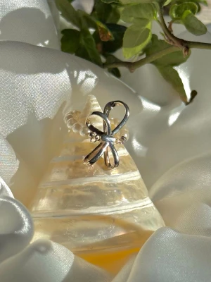 Handgjord Pärl-band Rosett Ring - Jättefin rosett ring i S925 silver med ett elastiskt pärl-band som passar många storlekar 🐚 Äkta s925 silver så blir ej missfärgad och tål vatten! 🌊☀️