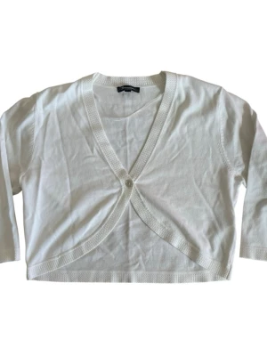 Stickad kofta  3/4 ärm från Brandtex - Vit stickad trekvartsärmad kofta med en knapp 🤍Jag brukar ha strl XS-S för referens 