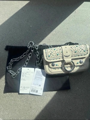 zadig voltaire väska - kate x zadig voltaire collab väska! super fin, har några defekter på fickan inuti väskan(se bild) annars har den jätte bra skick på resten av väskan. Står live and love kate inuti väskan. Lapparna och påse kommer med❤️pris kan diskuteras, nypris: 4500 CNY (alltså 6060kr)