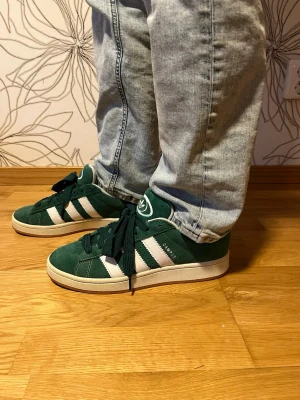 Adidas Originals gröna sneakers - Snygga gröna Adidas Originals sneakers i bra skick! De är i storlek 43! 