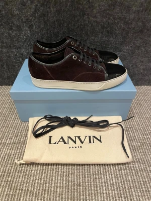 Lanvin skor  - Hej, säljer nu dessa svin snygga lanvin skor. Skorna är i fint skick! uk 7 - Passar 41-43. Begränsat antal boxar och dustbag. Hör av dig vid frågor. 