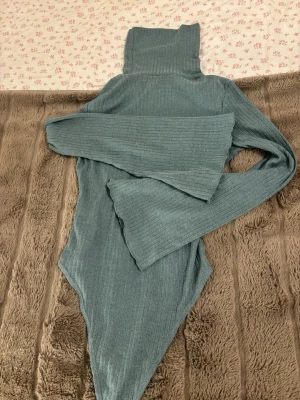 Blågrön ribbad polobody från SHEIN - Skönt material, Shein, body, sitter väldigt fint