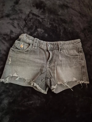 Grå jeans shorts - Grå jeans shorts med broderade fickor. Storlek 152.