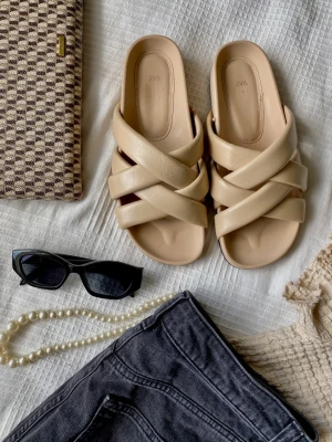 Tofflor Zara - Tofflor i en beige färg från Zara🤍 storlek 39 och sparsamt använda