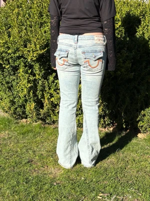 HELT NYA True Religion joey ombre ljusa bootcut jeans - Säljer ett par helt nya True religion Joey Ombre Flare ljusblå bootcur jeans. Ordinarie pris: 1299, storlek 27🩷 Kan diskutera pris  vid snabb affär🩷