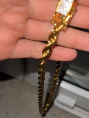 Guldigt  halsband med lås - Säljer ett snyggt guld halsband som e guld planterad och är rosfristond den har små dimanat stenar. Perfekt till dig som vill ha de stiligt fint för sommaren och både för din outfit. Pris kan diskuteras 