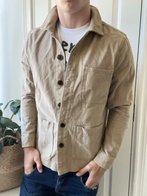 Studio total overshirt  - Studio total overshirt, Inga defekter! Modellen i bilderna är 180 cm 75 kg och bär Storlek M , Kom med frågor! 🌟 (Kan gå ned i pris vid köp av paket 😉) 
