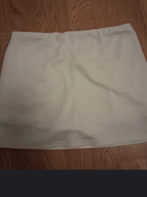 Vit skort , kjol med shorts  - Vit kjol med inbyggda shorts innuti. Storlek S och aldrig använda då de var för små