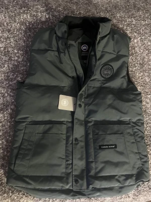 Canada Goose Black Label Väst - Helt ny & Oanvänd ✔️, Kommer med tag 🏷, Storlek XL men funkar bra som L ✔️, Skickas inom 1 dag 🚀, kontakta gärna för mer info ☺️