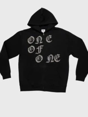 Svart hoodie med tryck ONE OF ONE - Nypris ca 1500, väl använd men fortfarande i bra skick (skickas bilder på förfrågan) 