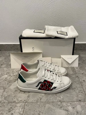 Gucci Ace sneakers med orm - Gucci Ace Snake || Storlek 42 (UK 8) innermåttet är 27,9cm || Skorna är i mycket bra skick (se bilder) || Mitt pris 2999kr || Tveka inte på att höra av dig vid frågor eller funderingar 