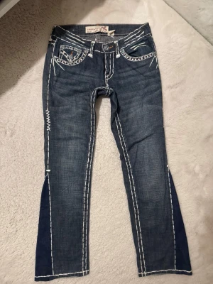 Vintage Low Rise Jeans - Säljer dessa snygga Laguna Beach Vintage Lowrise jeans storlek XS-S i toppskick. Användes 2-3 gånger. Köpes som skinny jeans men sydde på en extra bit på varje ben så att de är straight/bootcut. Inspirerad av True Religion. Alltid öppen för prisdiskussion!