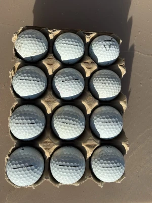 Titleist Pro V1 / V1x. C/övningsklass  - Titleist Pro v1 / v1x. B/C/ övningsboll klass.         12-pack! Vissa bollar har märken som knappt syns medans bollar med ”större” märken kan förekomma! Fortfarande fullt spelbara! För dig som vill ha Pro v1:or till riktigt bra pris bara sämre skick! Hör av dig vid ev frågor!👊