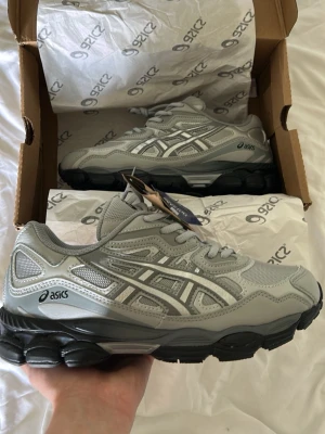 Asics gel Mid grey/Sheet rock  - Helt nya med box som ingår!