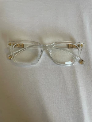 Chrome hearts glasögon genomskinliga  - Chrome hearts glasögon helt nya oanvända genomskinliga. Mycket bra skick.