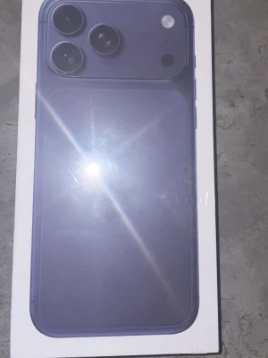 iPhone 17 Pro Max  - Säljer en Apple iPhono 17 Pro Max i färgen Deep Blue. Telefonen har en stilren design med rundade hörn och tre kameror på baksidan. Tillverkad i glas och aluminium för en premiumkänsla. Perfekt för dig som vill ha det senaste från Apple. 512GB