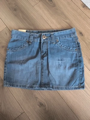 Blå jeanskjol från Armen Jeans - Snygg blå jeanskjol från Armen Jeans. Storlek Xs