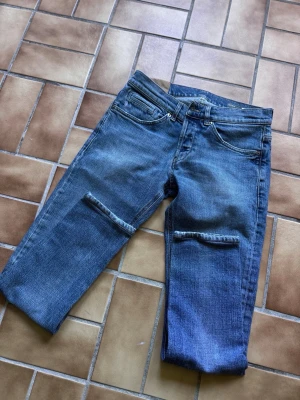 Dondup George Jeans – Blå | W32 | Mycket Gott Skick - Dondup George i klassisk blå — italiensk premiumdenim med slim fit och hög kvalitet som håller länge. Mycket gott skick med minimalt slitage. Vi tar även emot byten och uppgraderingar! 🔄 Kan även köpas via www.nordens.store med Klarna & Paypal. 📦 Spårad frakt, väl förpackad.