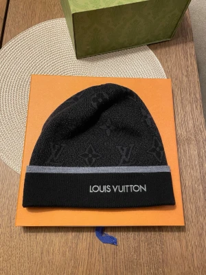 Louis Vuitton mössa  - Tjenare! Säljer denna fina LV mössan. Alla tillbehör finns till mössan, köpt på LV Stockholm. Väldigt fint skick, meddela vid frågor 