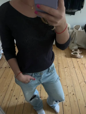 Glittrig stickad topp - As unik och cool tunnt stickad topp. Tyget är glittrigt och perfekt för sommaren/ fest. Knappt använd och superbra kvalitet⭐️